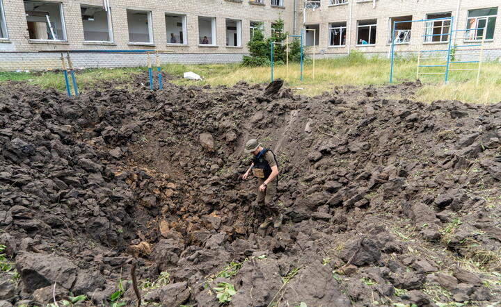 Charków, lej po ostrzale rakietowym / autor: EPA/PAP