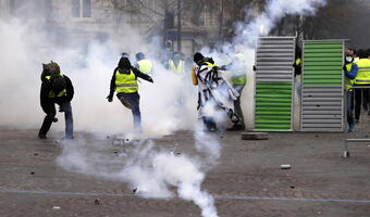 Macron w Argentynie, a w Paryżu starcia z policją