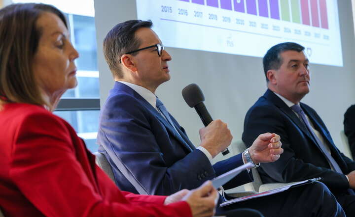 Wiceprezes PiS, poseł Mateusz Morawiecki (C) i była podsekretarz stanu w Ministerstwie Finansów Elżbieta Chojna-Duch (L) podczas posiedzenia Zespołu Pracy dla Polski / autor: PAP/Rafał Guz