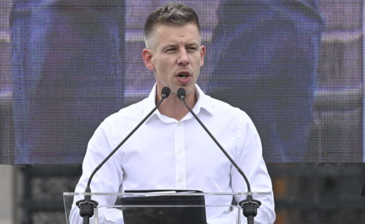 Peter Magyar przemawia na sobotniej demonstracji w Budapeszcie / autor: PAP/EPA/Szilard Koszticsak
