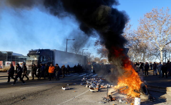 Francuscy rolnicy pod Nimes niszczą transport importowanych owoców z Hiszpanii / autor: PAP/ EPA/GUILLAUME HORCAJUELO