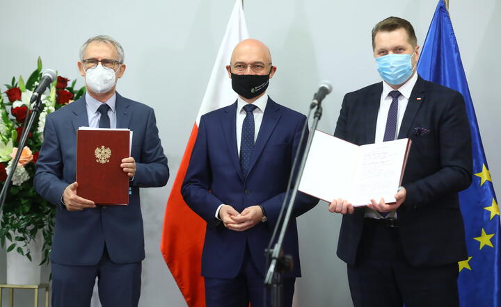 Minister edukacji i nauki Przemysław Czarnek (P), minister klimatu i środowiska Michał Kurtyka (C) oraz dyrektor Narodowego Centrum Badań Jądrowych prof. dr hab. inż. Krzysztof Kurek / autor: fotoserwis PAP