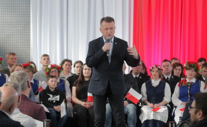 Wicepremier, minister obrony narodowej Mariusz Błaszczak (C) podczas spotkania z wyborcami w ramach trasy programowej PiS pod hasłem "Przyszłość to Polska", w I LO im. Jana Kochanowskiego w Olecku / autor: PAP/Tomasz Waszczuk