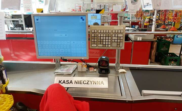 Ekspansja kas samoobsługowych w sieciach sklepów likwiduje miejsca pracy dla kasjerów / autor: Fratria / MK
