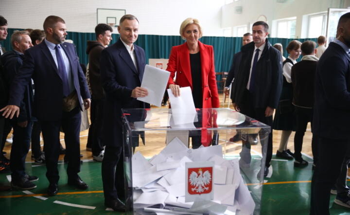 Prezydent RP Andrzej Duda (L) z małżonką, Agatą Kornhauser-Dudą (C) oddali głosy w lokalu wyborczym w Krakowie / autor: PAP/Łukasz Gągulski