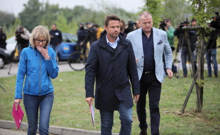  Prezydent Warszawy Rafał Trzaskowski (C), wiceprezydent Robert Soszyński (P) i prezes zarządu stołecznego MPWiK Renata Tomusiak (L) po konferencji prasowej przed siedzibą MPWiK przy ulicy Farysa na warszawskich Bielanach, / autor: PAP/ Leszek Szymański