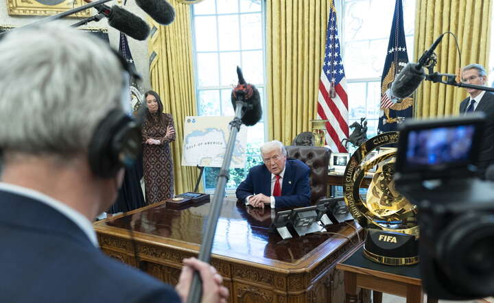 Prezydent Donald Trump w Białym Domu w trakcie spotkania z dziennikarzami / autor: PAP/EPA/CHRIS KLEPONIS
