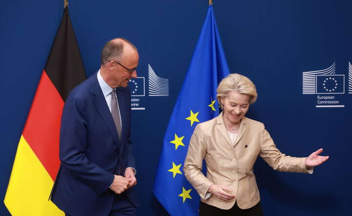 Szefowa Komisji Europejskiej Ursula von der Leyen (P) i kanclerz Niemiec Friedrich Merz (L) w Brukseli / autor: PAP/EPA/OLIVIER HOSLET