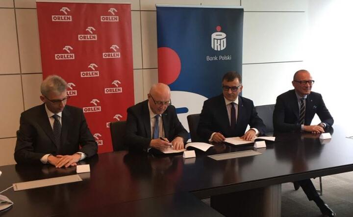 Prezes PKN Orlen Wojciech Jasiński i prezes PKO BP Zbigniew Jagiełło podpisują list intencyjny o współpracy obu firm, fot. materiały prasowe PKN Orlen