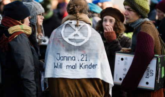 Aktywiści klimatyczni blokują ruch w centrum Berlina