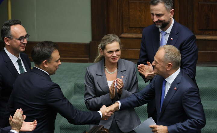 Premier Donald Tusk (C-P) oraz minister finansów i gospodarki Andrzej Domański (C-L) w Sejmie po odrzuceniu wniosku PiS o odwołanie ministra finansów i gospodarki / autor: PAP/Paweł Supernak