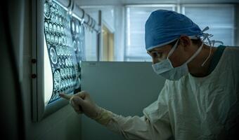 Ekspert: SI wspomaga neurochirurgów. Zastąpi człowieka?