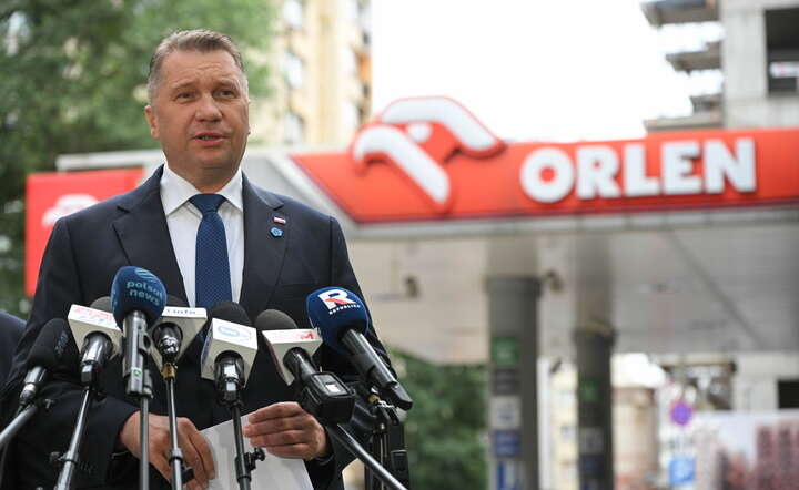Wiceprezes Prawa i Sprawiedliwości Przemysław Czarnek na konferencji prasowej przy jednej ze stacji paliw w Warszawie / autor: PAP/Marcin Obara