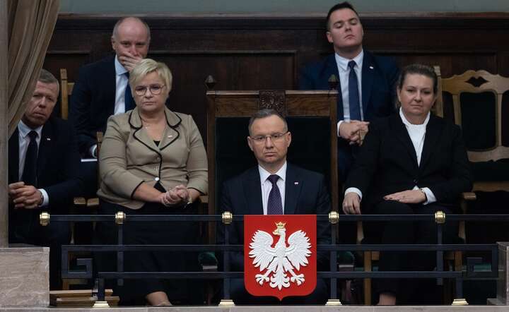 Prezydent Andrzej Duda (C) w galerii na sali obrad Sejmu 13.11 w otoczeniu urzędników jego kancelarii / autor: Fratria / Andrzej Wiktor