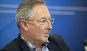 Podwójny nelson sądowy założony ministrowi