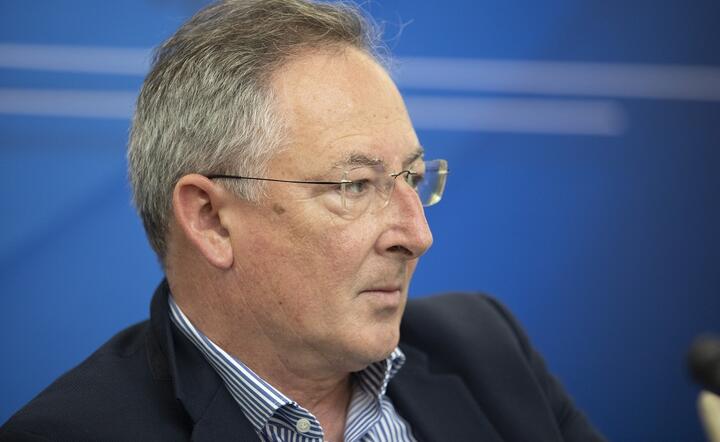 Podwójny nelson sądowy założony ministrowi