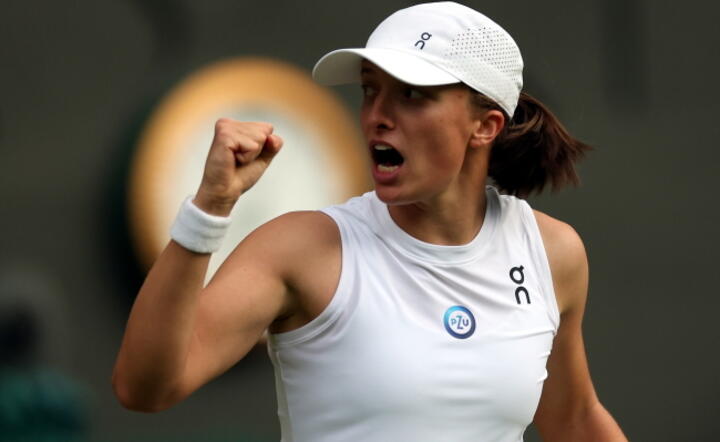 Iga Świątek na kortach Wimbledonu / autor: PAP/EPA/ISABEL INFANTES