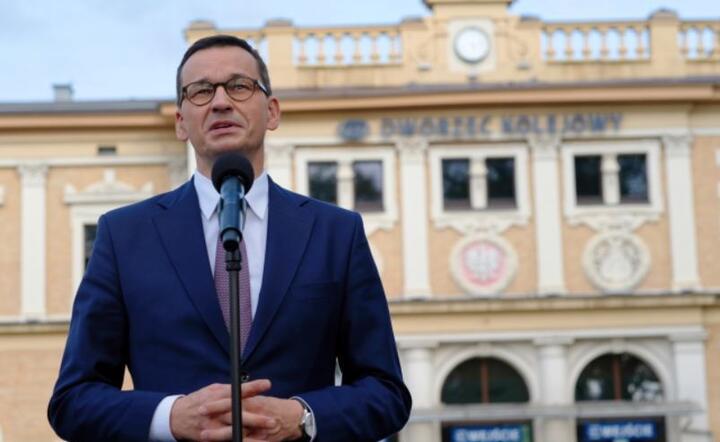 Premier Mateusz Morawiecki  na placu przed dworcem PKP w Tarnowskich Górach, 29 bm.  / autor: PAP/Andrzej Grygiel