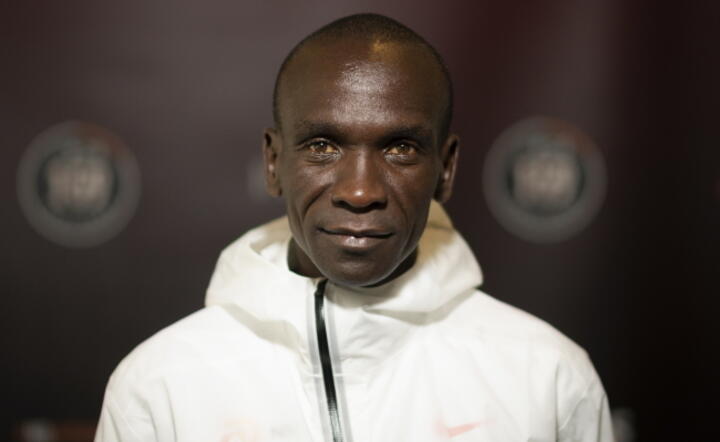 Kenijczyk Eliud Kipchoge pierwszy na świecie przebiegł maraton poniżej dwóch godzin / autor: PAP/EPA/CHRISTIAN BRUNA
