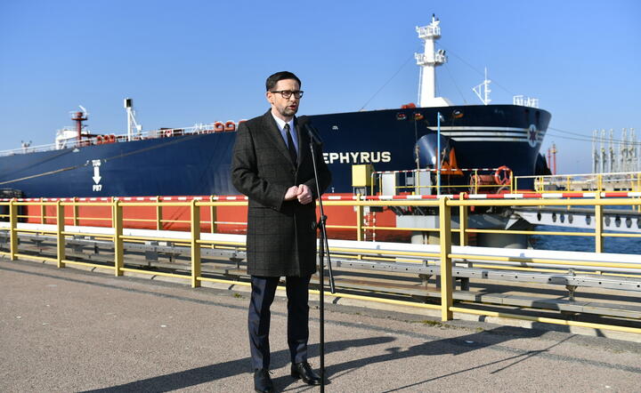Szef OOrlenu Daniel Obajtek podczas konferencji prasowej w Naftoporcie w Gdańsku, 14 bm. Tankowiec Crude Zephyrus przywiózł do Polski 123 tys. ton ropy pochodzącej z pola wydobywczego Johan Sverdrup na Morzu Północnym. / autor: fotoserwis PAP