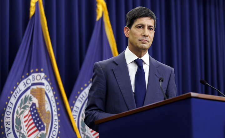 Nowy prezes Rezerwy Federalnej Kevin Warsh na konferencji prasowej po posiedzeniu Fed / autor: PAP/EPA/WILL OLIVER