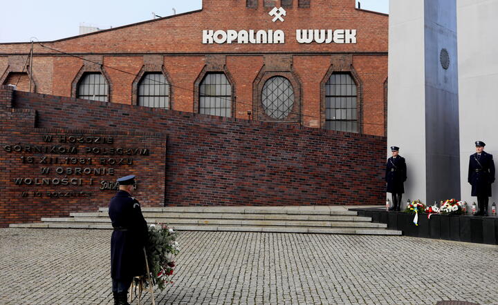 Katowice, złożenie kwiatów przed Kopalnią Wujek / autor: fotoserwis PAP