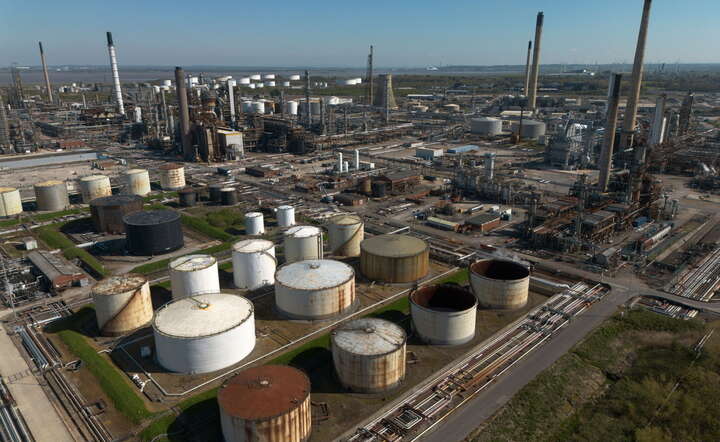 Rafineria Stanlow w Ellesmere Port, jeden ze strategicznych zakładów petrochemicznych w Wielkiej Brytanii, 22 kwietnia 2026 / autor: PAP/EPA/ADAM VAUGHAN 
