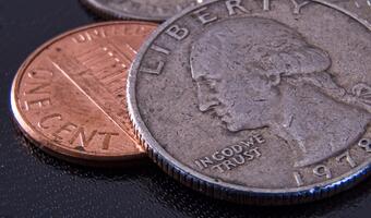 Dolar mocniejszy w reakcji na sygnały o podwyżce stóp przez Fed