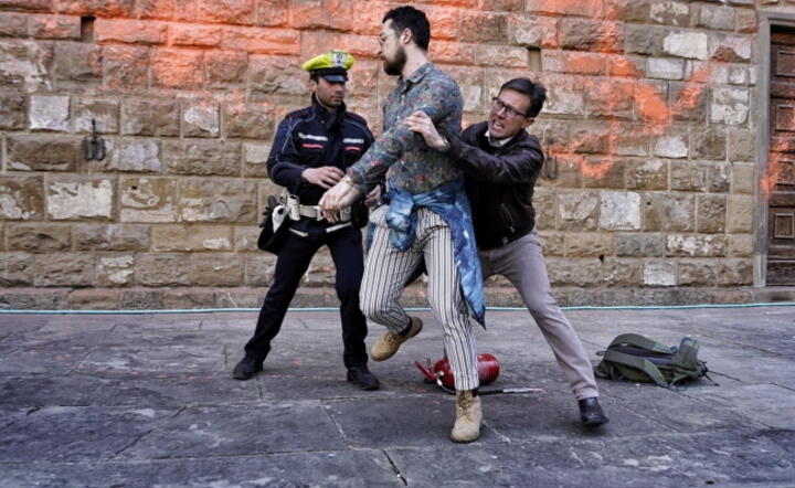 Burmistrz Florencji (1P) obezwładnił wandala klimatystę / autor: PAP/EPA/MUNICIPALITY OF FLORENCE PRESS OFFICE