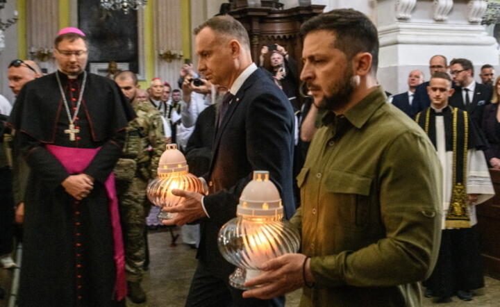Prezydent Polski Andrzej Duda (3P) i prezydent Ukrainy Wołodymyr Zełenski (P) w katedrze śś. Apostołów Piotra i Pawła w Łucku / autor: PAP/Vladyslav Musiienko