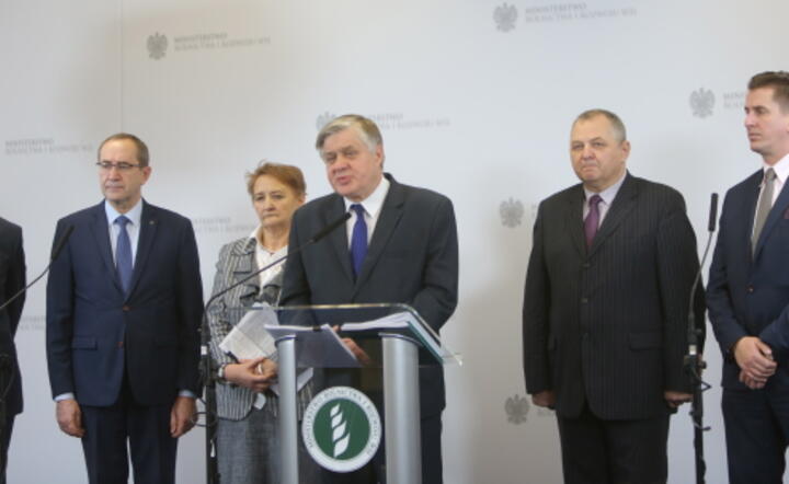 Minister Krzysztof Jurgiel i jego ekipa z resortu rolnictwa, fot. PAP/Leszek Szymański