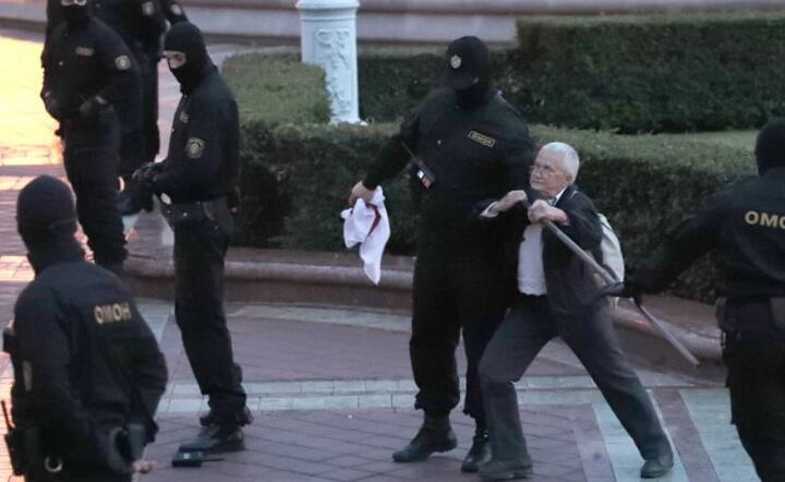 Starszy mężczyzna mierzy się z policją podczas protestu w Mińsku, 26 bm. / autor: PAP/EPA/TATYANA ZENKOVICH
