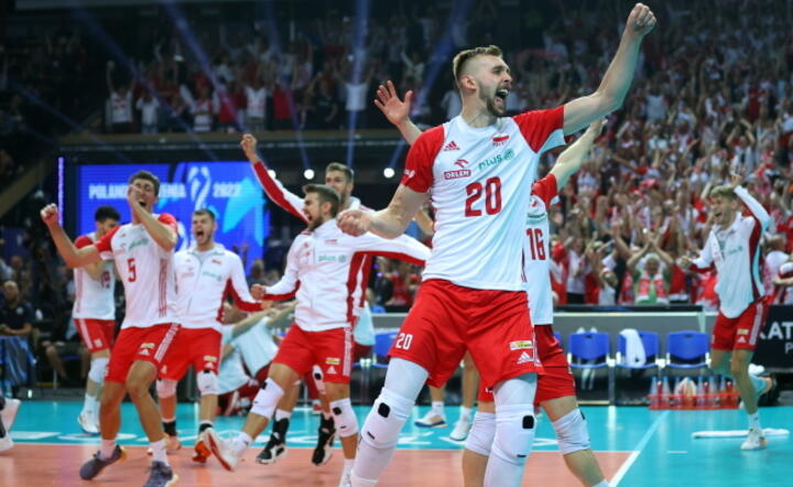 Radość zawodników reprezentacji Polski po sobotnim zwycięstwie z Brazylią w półfinałowym meczu mistrzostw świata siatkarzy w Katowicach / autor: PAP/Łukasz Gągulski