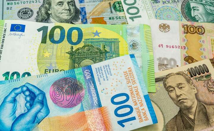 Swoją siłę frank szczególnie prezentuje wobec euro i dolara / autor: Fratria / AS