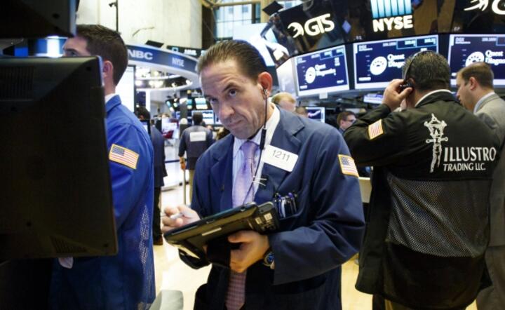 Makler na parkiecie NYSE, fot. PAP/EPA/JUSTIN LANE 