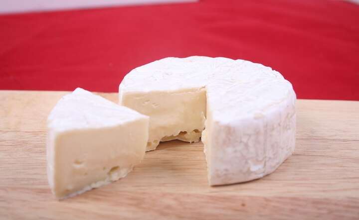 Sery pleśniowe - camembert, brie, roquefort, zawierają bardzo niewielkie ilości laktozy, co czyni je lepiej tolerowanymi przez osoby z nietolerancją / autor: Pixabay