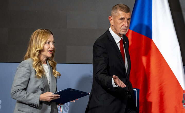Premier Włoch Giorgia Meloni (L) bierze udział we wspólnej konferencji prasowej z premierem Czech Andrejem Babišem (P) po ich spotkaniu w Pradze. / autor: PAP