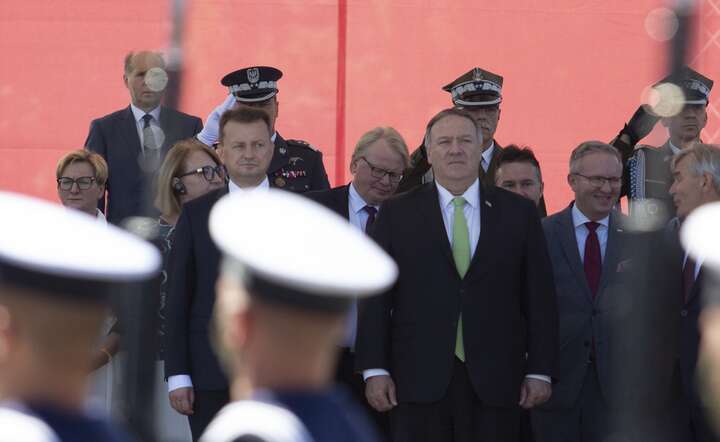 Mike Pompeo (C) jako sekretarz obrony USA w trakcie wizyty w Warszawie, 15 sierpnia 2020 r. / autor: Fratria / Andrzej Wiktor