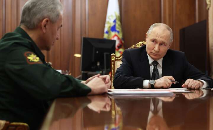 Sergei Shoigu i Władimir Putin  / autor: PAP/EPA/ALEXANDER KAZAKOV/SPUTNIK/KREMLIN POOL