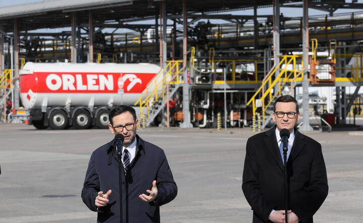 Premier Mateusz Morawiecki (P) oraz prezes PKN Orlen Daniel Obajtek (L) podczas konferencji prasowej w bazie magazynowej PKN Orlen S.A. w Mościskach / autor: PAP/Paweł Supernak