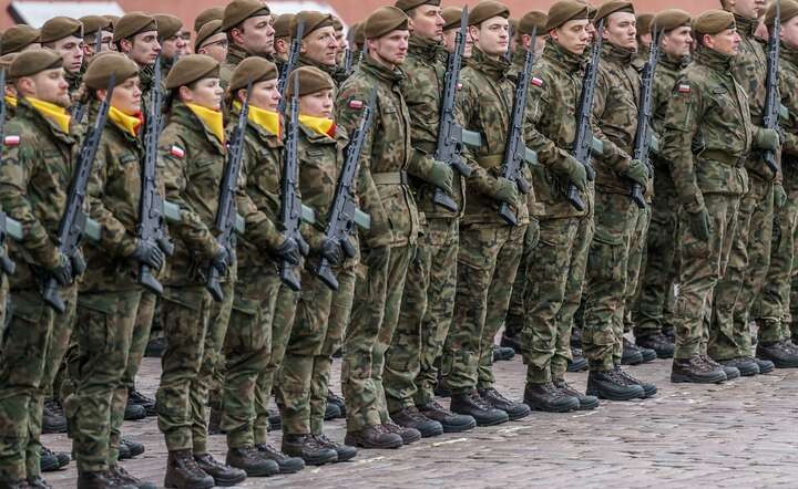 Co piąty Polak uważa, że kobiety powinny odbywać zasadniczą służbę wojskową na takich warunkach jak mężczyźni. Nz. przysięga żołnierzy WOT / autor: Fratria / AS