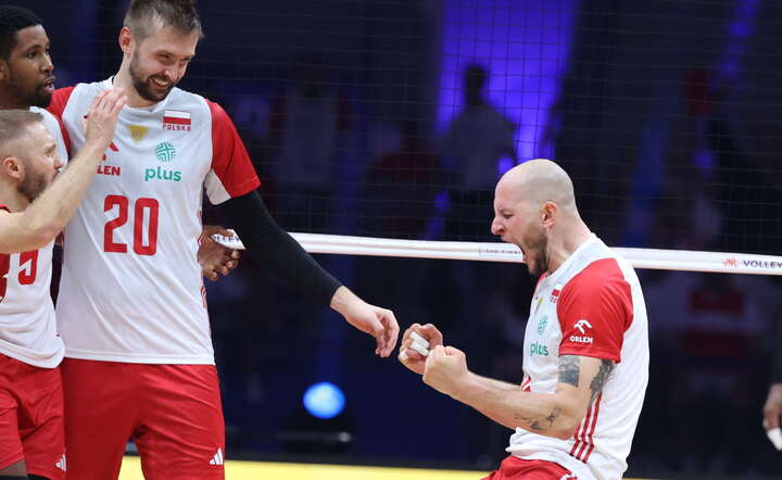  Siatkarz reprezentacji Polski Bartosz Kurek (P) cieszy się po wygranym meczu / autor: PAP/Marian Zubrzycki
