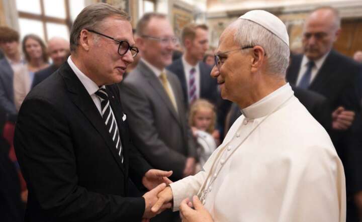 W audiencji u Ojca Świętego Leona XIV (P) brał udział  senator PiS Grzegorz Bierecki (L) / autor: materiały prasowe 