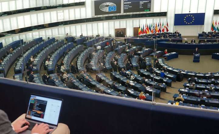 Sala obrad plenarnych Parlamentu Europejskiego w Strasburgu, widziana z loży prasowej / autor: Fratria / MK
