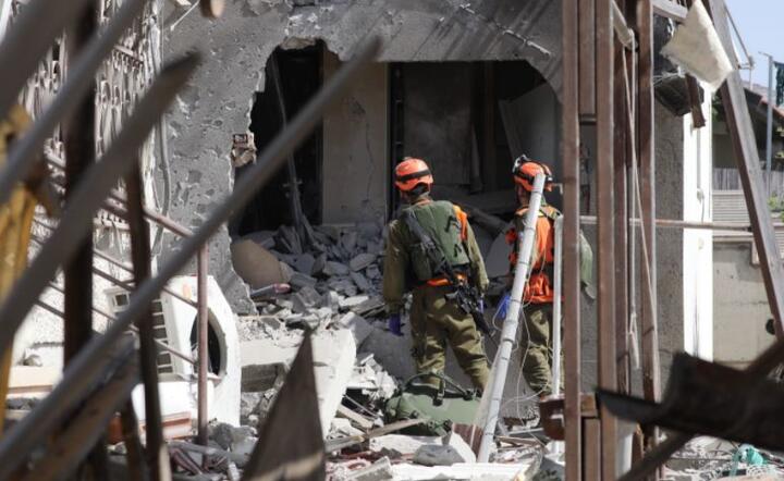 Izrael i Hamas kontynuują wzajemne ataki  / autor: PAP