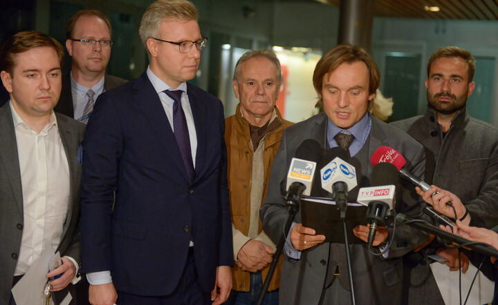 Dyrektor Biura Prawnego Polskich Linii Lotniczych LOT S.A. Mateusz Bączkowski (1L), Mariusz Gałązka (2L), członek rady nadzorczej Bartosz Piechota (3L), negocjator ze strony związków zawodowych Piotr Wujec (2P)  / autor: PAP/Jakub Kamiński