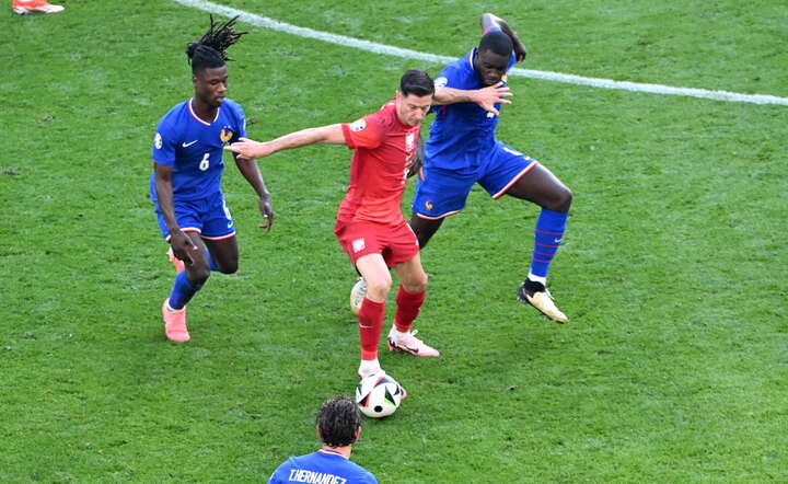 Robert Lewandowski oraz Dayot Upamecano i Eduardo Camavinga z Francji / autor: PAP/Marcin Bielecki