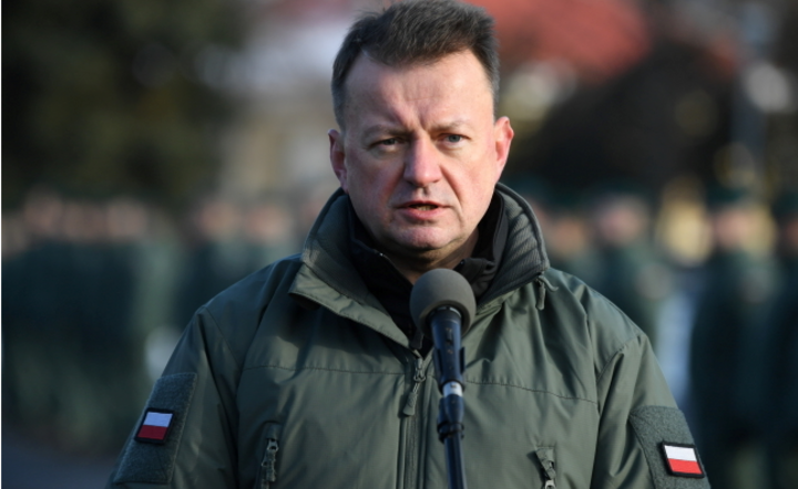 Mariusz Błaszczak podczas uroczystości przekazania haubic KRAB żołnierzom 18. Dywizji Zmechanizowanej im. gen. broni. Tadeusza Buka. / autor: PAP/Darek Delmanowicz