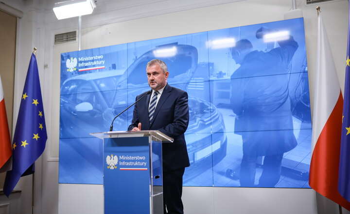 Wiceminister infrastruktury Stanisław Bukowiec podczas konferencji prasowej w siedzibie ministerstwa w Warszawie / autor: PAP/Leszek Szymański