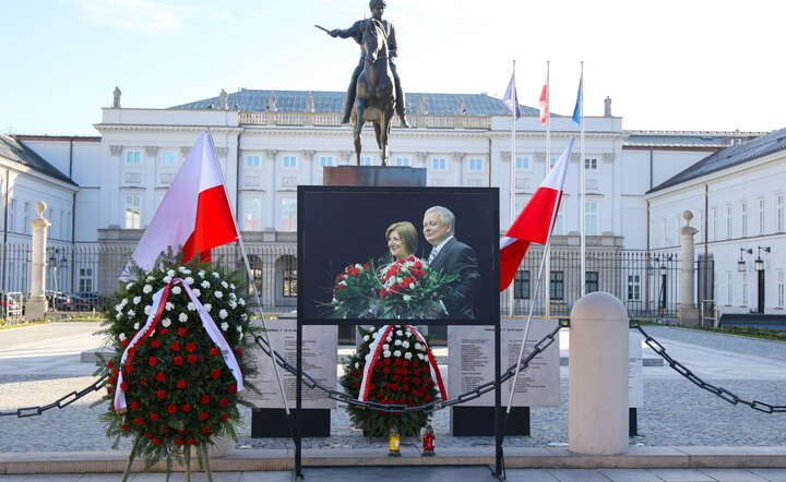 Zdjęcie prezydenta Lecha Kaczyńskiego i jego małżonki Marii przed Pałacem Prezydenckim w Warszawie / autor: PAP/Rafał Guz